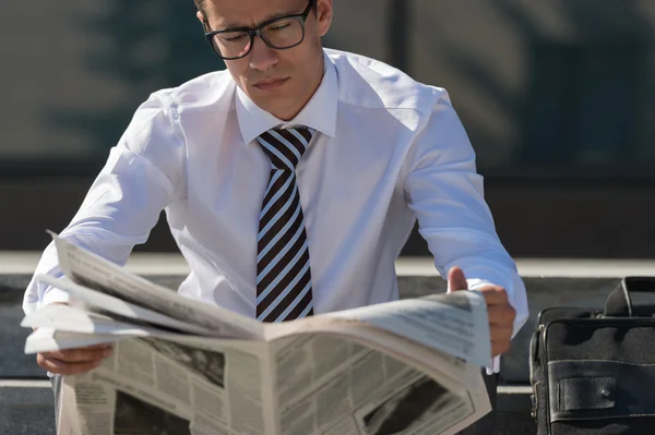 Empresário lendo jornal — Fotografia de Stock