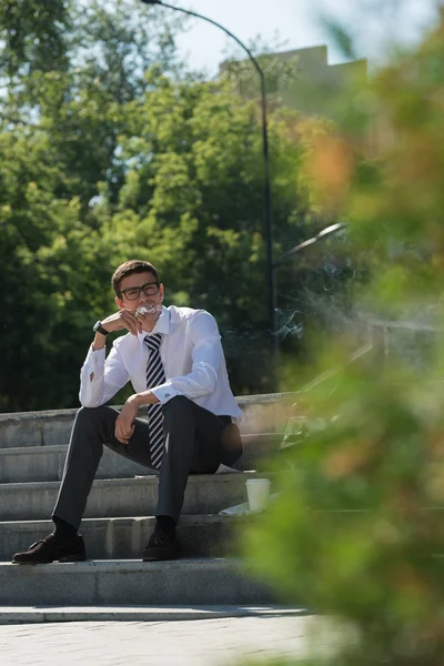 Hombre de negocios bien vestido fumar — Foto de Stock