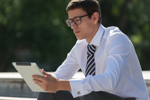 Man using tablet computer — Stock Photo, Image