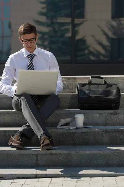 Uomo con laptop e caffè — Stockfoto