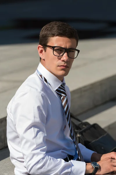 Hombre con portátil sentado en las escaleras —  Fotos de Stock