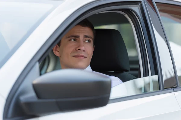 Junger Mann fährt Auto — Stockfoto