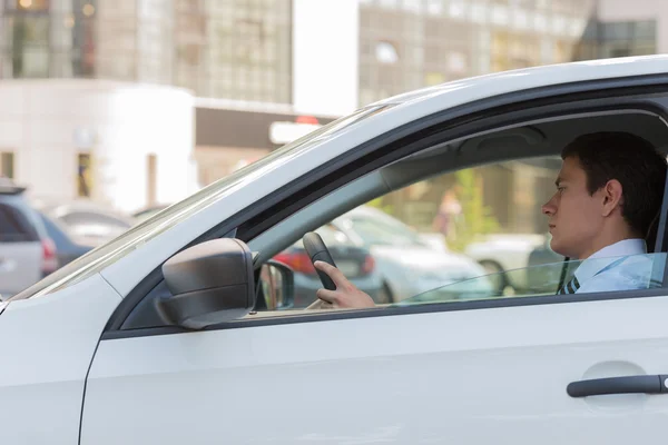 Young man driving car — Stock Photo, Image