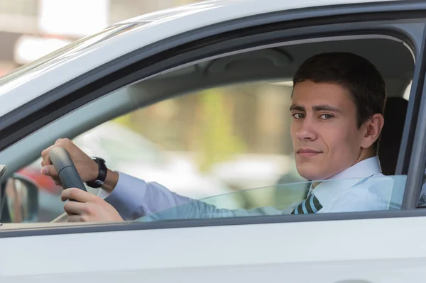 Junger Mann fährt Auto — Stockfoto