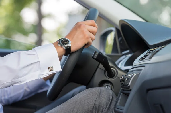 Mann am Steuer seines Autos — Stockfoto