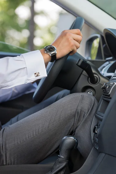 Uomo alla guida della sua auto — Foto Stock