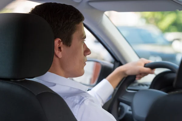 Junger Mann fährt Auto — Stockfoto