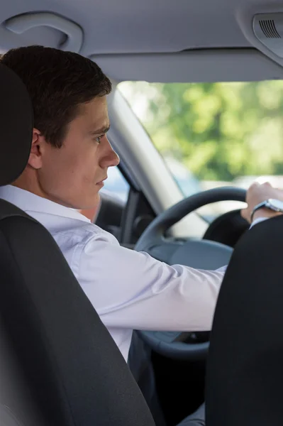 Junger Mann fährt Auto — Stockfoto