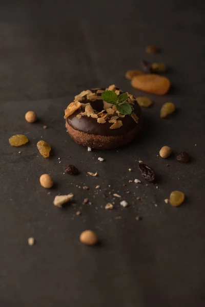 Chocolate Donut med torr frukt — Stockfoto