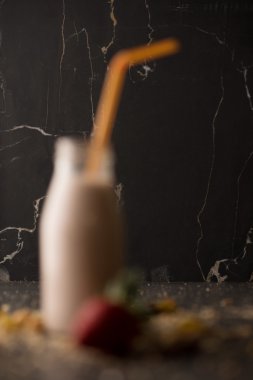 Süt ve çilek ile arka plan bulanıklık