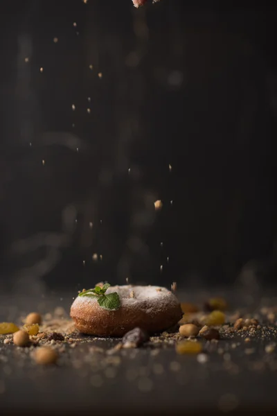 Zuckerdonut mit Krümeln bestreut — Stockfoto