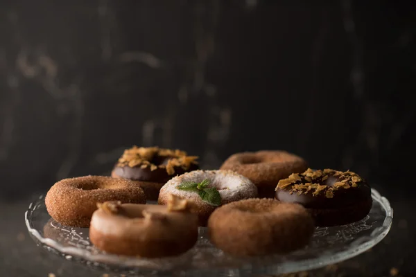Donuts på glasplatta — Stockfoto