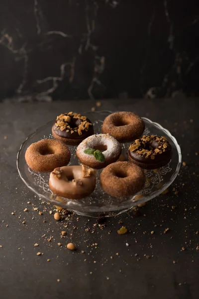 Donuts på glasplatta — Stockfoto