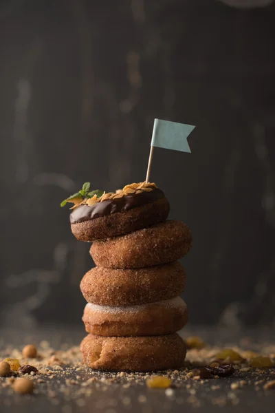 Stapel van Donuts met kruimels — Stockfoto