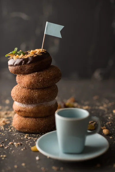 Donuts en kopje koffie — Stockfoto