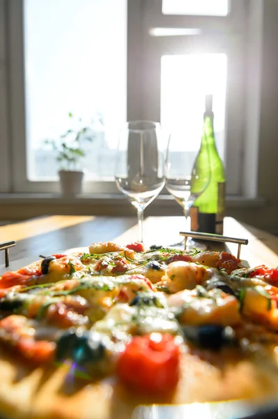 Wine and fresh baked pizza — Stock Photo, Image