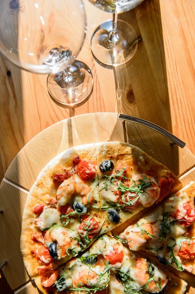 Wineglasses and fresh baked pizza — Stock Photo, Image