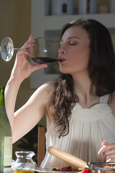 Mujer comiendo pizza y bebiendo vino — Foto de Stock