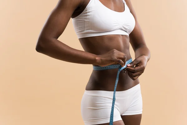 Mulher medindo sua cintura — Fotografia de Stock