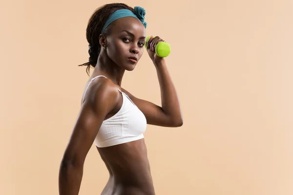 ダンベルの筋肉をポンプの女性 — ストック写真