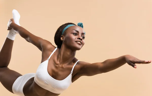 Mujer en posición de estiramiento de yoga — Foto de Stock