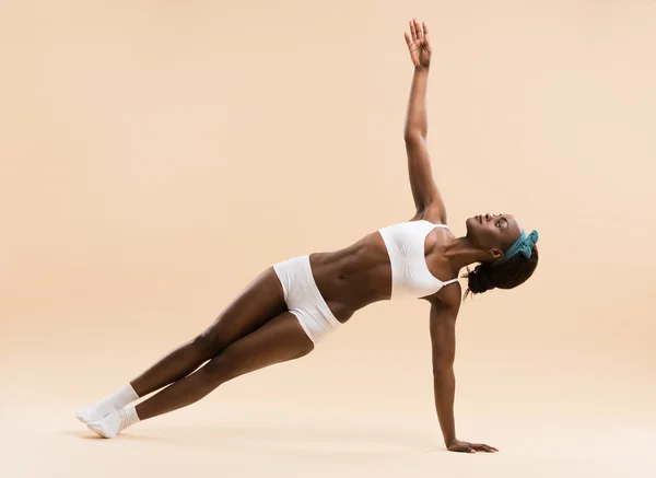 Mujer haciendo yoga — Foto de Stock