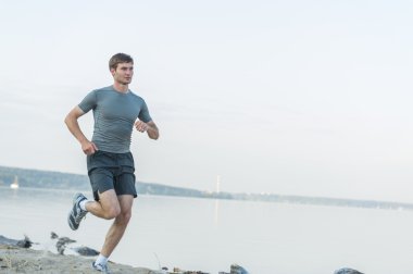 Deniz kenarında çalışan runner atlet