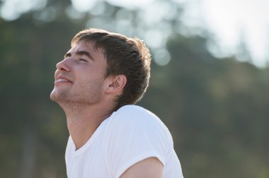 Saf mutluluğu ile genç adam