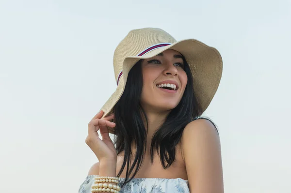 Χαμογελαστό κορίτσι με καλοκαιρινό καπέλο — Φωτογραφία Αρχείου