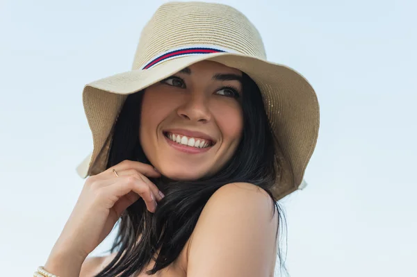 Menina sorridente em chapéu de verão — Fotografia de Stock