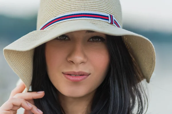 Chica sonriente en sombrero de verano — Foto de Stock