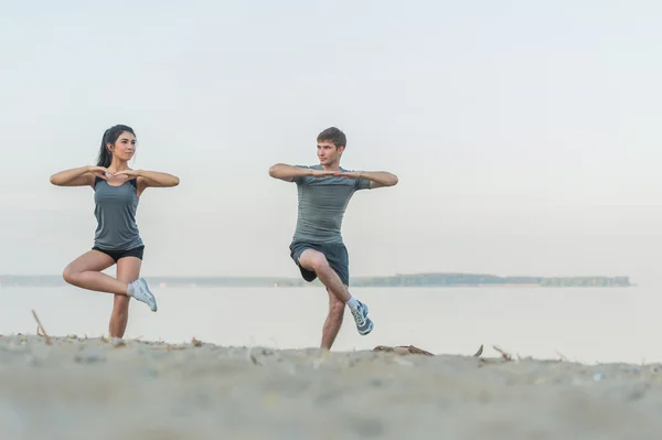 Paar macht Stretching Yoga-Übungen — Stockfoto