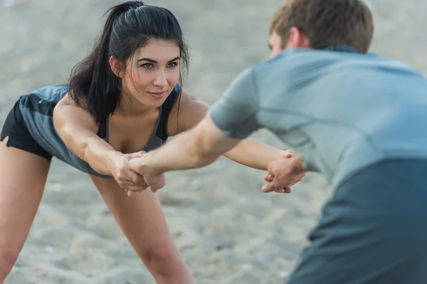 Ζευγάρι κάνοντας Γιόγκα ασκήσεις stretching — Φωτογραφία Αρχείου