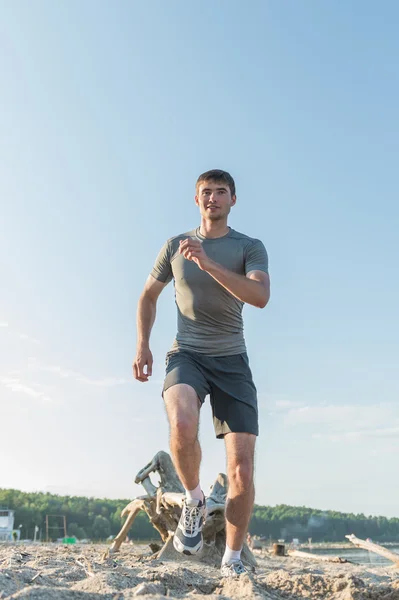 Athlète coureur courant au bord de la mer — Photo