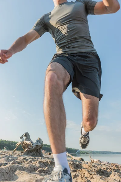 Atleta corredor correndo à beira-mar — Fotografia de Stock