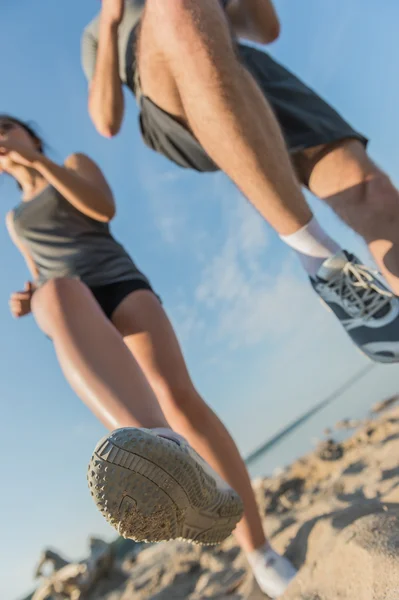 Coppia Jogging all'aperto sulla spiaggia — Foto Stock