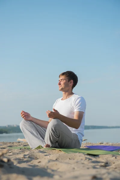 Hombre practicando yoga —  Fotos de Stock