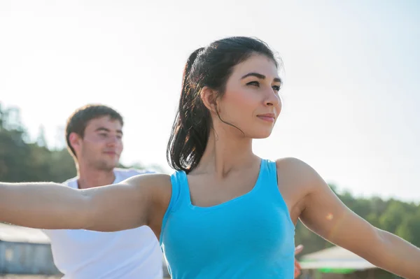 Jeune couple faisant du yoga — Photo