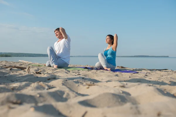 Yoga yaparken genç Çift — Stok fotoğraf