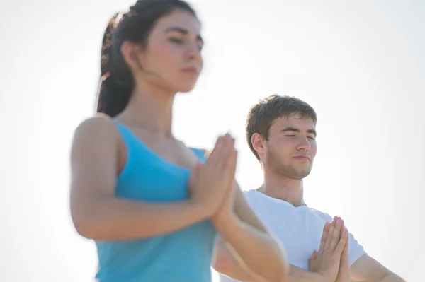 Paar macht Meditation Yoga-Übungen — Stockfoto