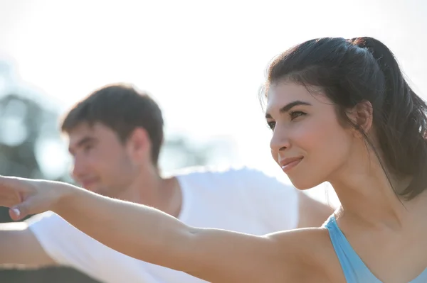 Jong koppel doen yoga — Stockfoto