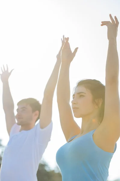 Pareja haciendo ejercicios de yoga de meditación —  Fotos de Stock