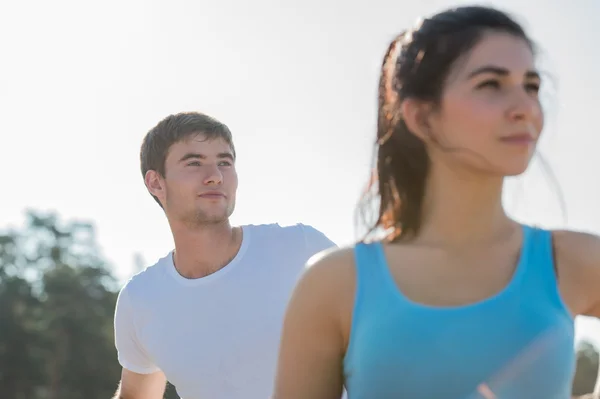 Jeune couple faisant du yoga — Photo