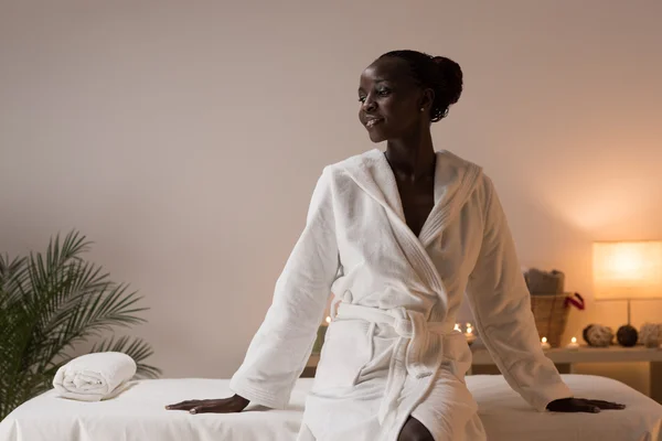 Kobieta siedzi w spa salon kosmetyczny — Zdjęcie stockowe