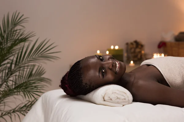 Afrikai nő Spa szépségszalon — Stock Fotó