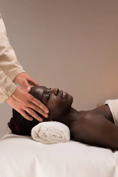 Donna gode di massaggio — Foto Stock