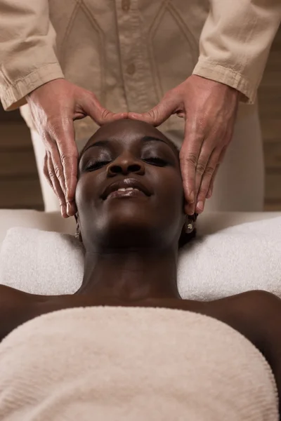 Kvinnan har massage — Stockfoto