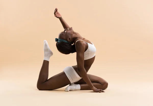 Woman doing yoga — Stock Photo, Image