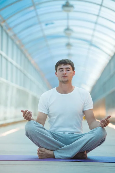 Yoga yapan yakışıklı erkek — Stok fotoğraf