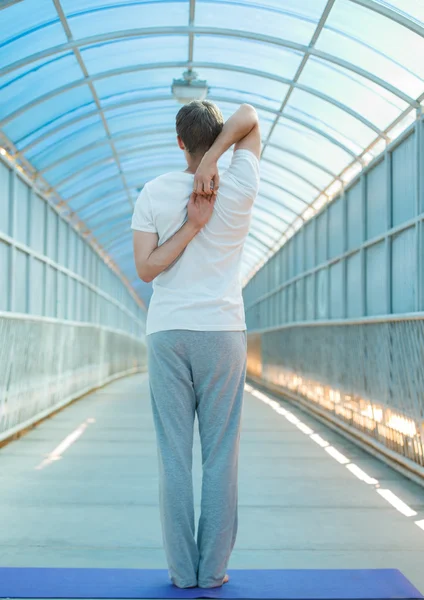 Man doen uitrekkende oefening van de yoga — Stockfoto